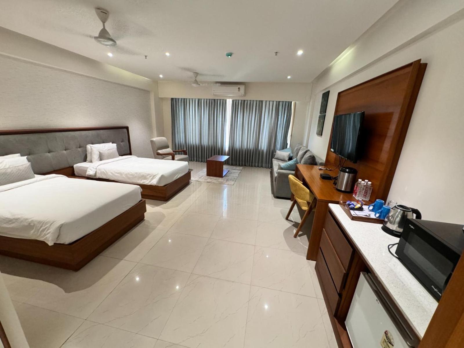 Siara Styles Amba Suites, Gandhinagar Exterior foto