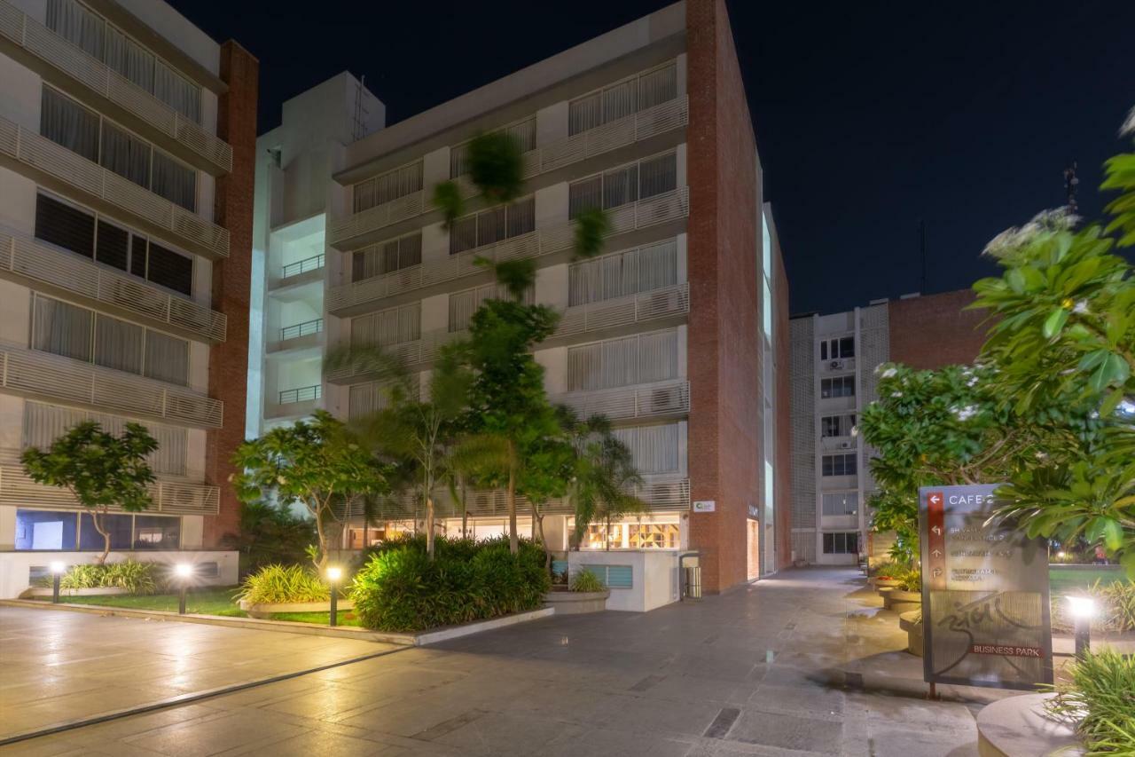 Siara Styles Amba Suites, Gandhinagar Exterior foto